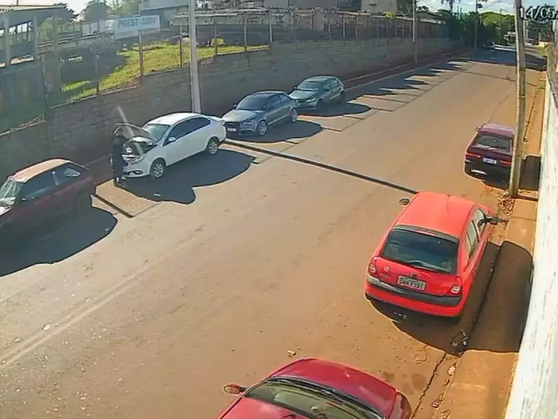Assista: Criminoso arromba carro estacionado no Parque Figueira em Paulínia
