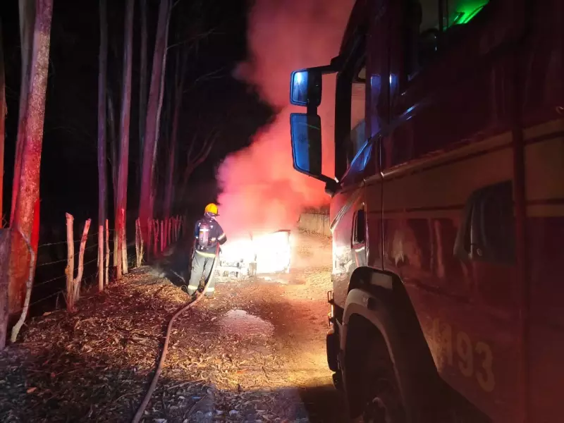 Ataque violento em barbearia de Barbacena deixa um morto e outro ferido; carro usado no crime é encontrado queimado