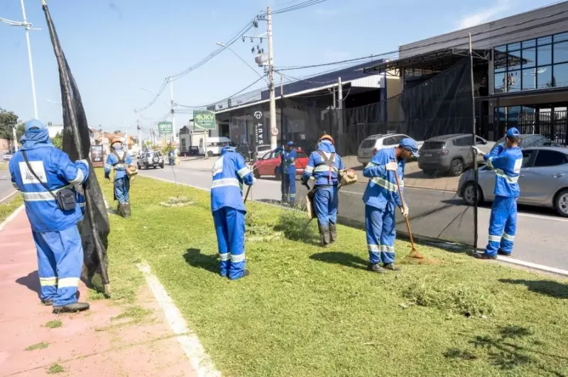 Atibaia reforça zeladoria urbana com roçada e limpeza em áreas públicas