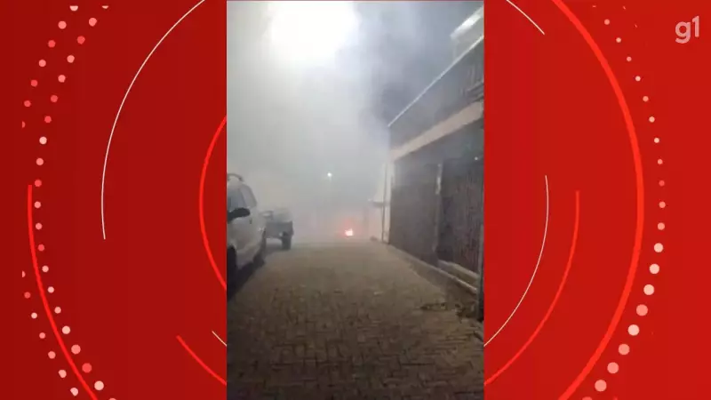 Balão cai perto de casas em Curitiba, pega fogo e assusta moradores: veja vídeo