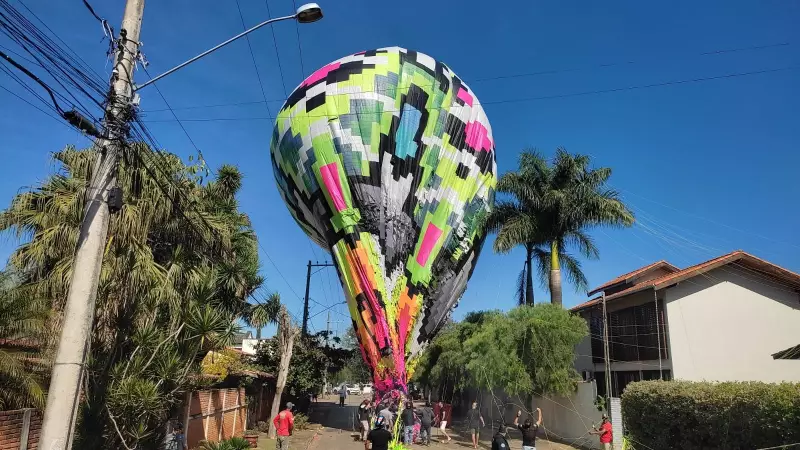 Balão gigante de quase 60 metros cai em bairro residencial de Araçoiaba da Serra
