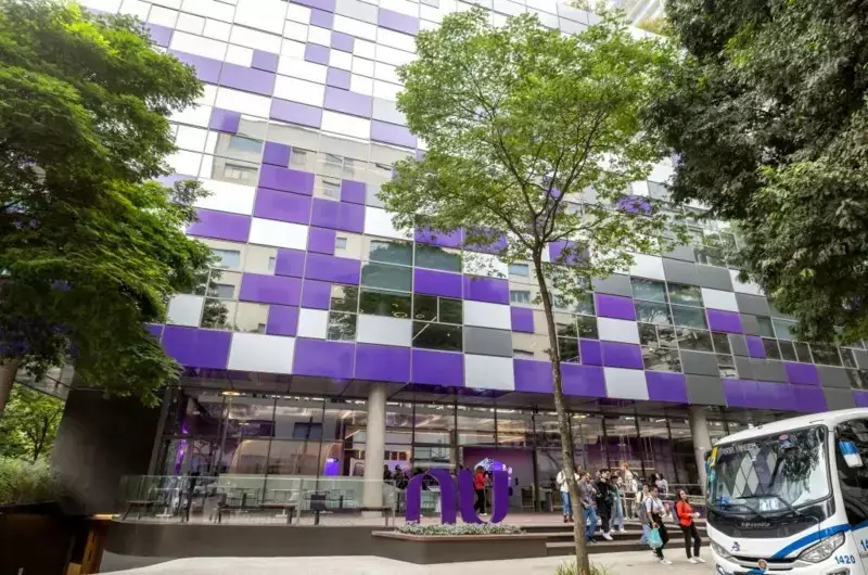 Banco é condenado a indenizar ex-funcionário por foto corporativa que simulava nudez em São Paulo