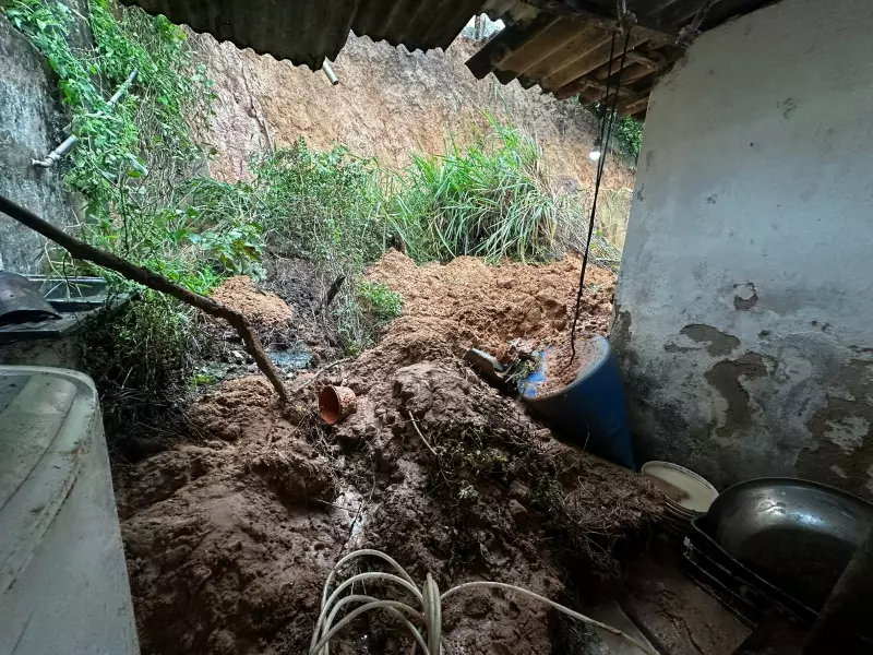 Barreira desliza em Bebedouro e atinge casas: meteorologia emite alerta vermelho para AL