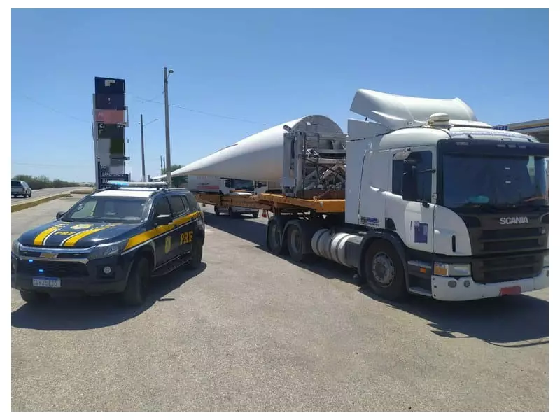 BR-101 tem trânsito interrompido por transporte de pás eólicas em Pernambuco: veja detalhes