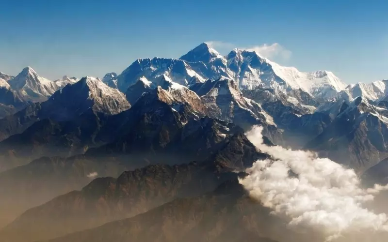 Britânicos batem recorde no Everest com ajuda de gás: entenda a polêmica