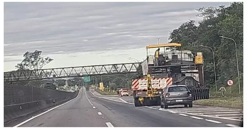 Caminhão com carga superdimensionada causa transtorno na Via Dutra, em Itatiaia