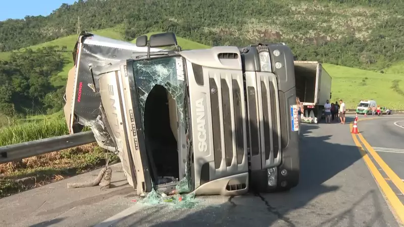 Caminhão com papelão tomba e interdita pista da BR-101 no Sul do ES: motorista ficou ferido
