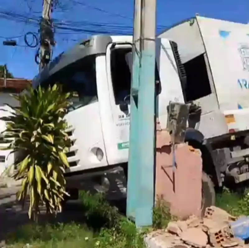 Caminhão de lixo desgovernado causa acidente e derruba poste em Aracaju