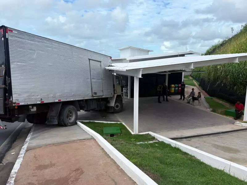 Caminhão invade unidade de saúde em Maceió após motorista perder controle