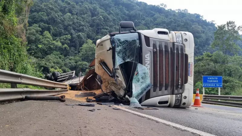 Caminhão tomba e interdita BR-277 na Serra da Esperança, no Paraná