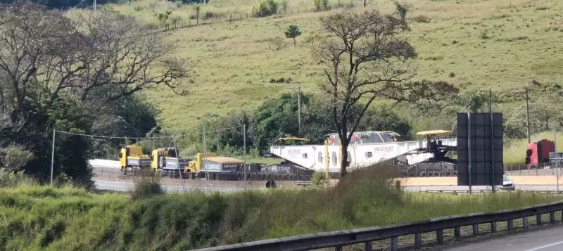 Caminhões gigantes com carga de 600 toneladas chegam ao RJ nesta sexta-feira