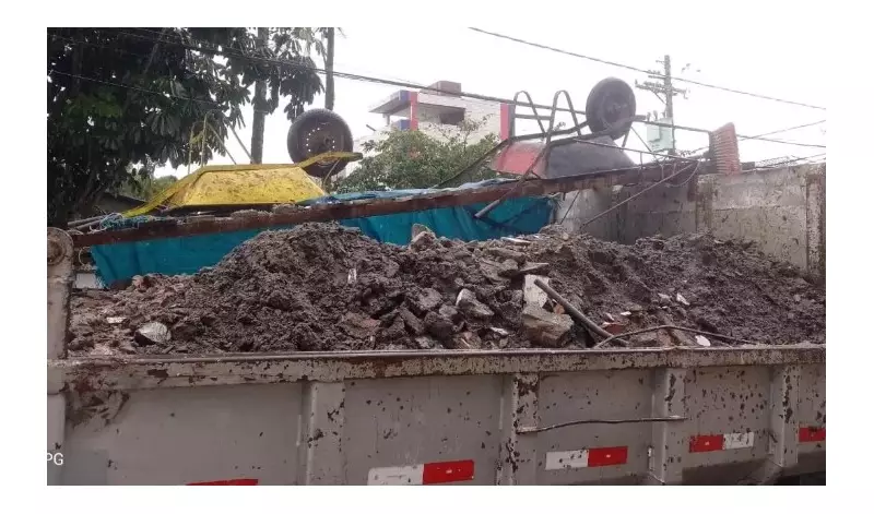 Caminhoneiro flagrado transportando resíduos irregularmente em Praia Grande é multado em R$ 8 mil
