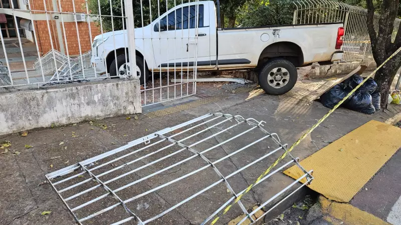 Caminhonete descontrolada derruba portão do Fórum de Dracena: veja o que aconteceu