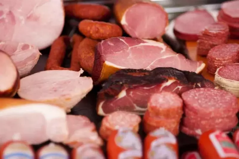 Carnes processadas aceleram envelhecimento cerebral, revela estudo impactante