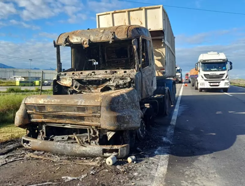 Carreta em chamas causa caos na Via Dutra em Itatiaia: veja imagens e desvios