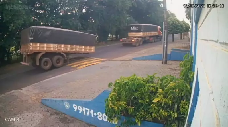 Carreta perde compartimento em movimento e causa susto em via pública; veja o vídeo