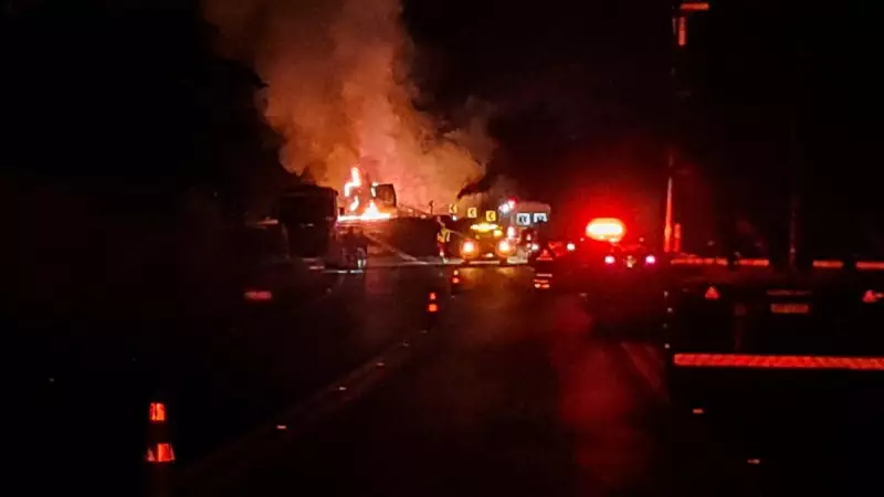 Carreta tomba e provoca incêndio de grandes proporções na BR-116; motorista escapa ileso