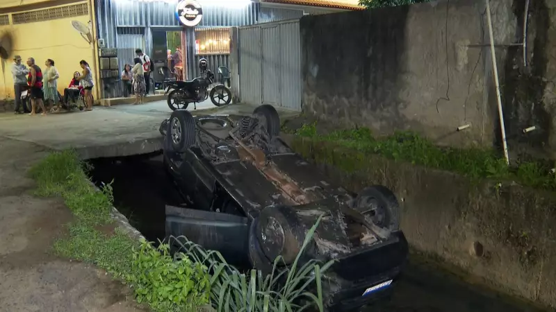 Carro despenca em valão e deixa passageiro ferido em Cariacica, ES