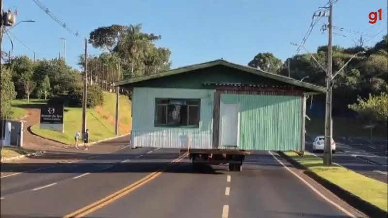 Casa de madeira é transportada inteira por caminhão no Paraná; veja o vídeo impressionante!