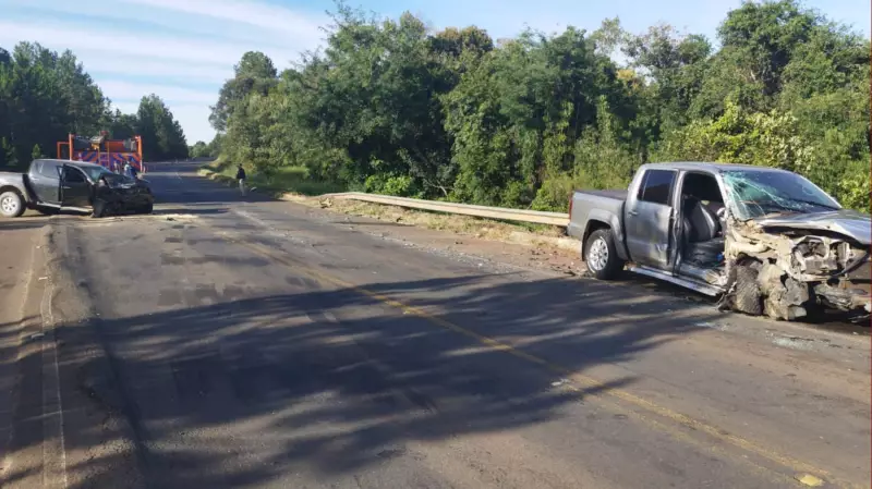 Choque entre caminhonetes em curva perigosa da BR-153 deixa três feridos no Paraná