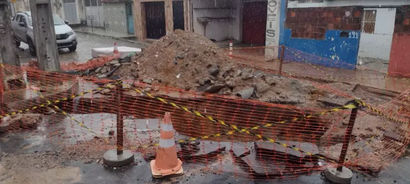 Chuva intensa abre cratera no asfalto do Jacintinho, em Maceió; veja imagens