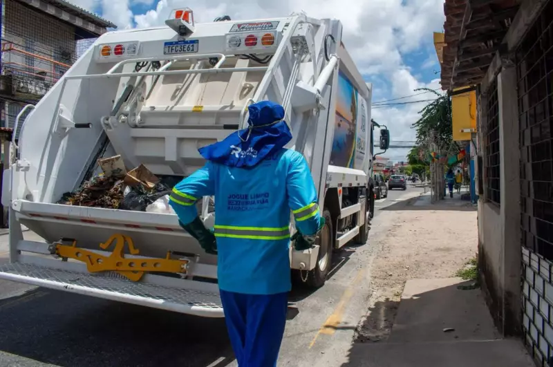Coleta de lixo domiciliar em Aracaju volta ao normal, afirma EMSURB