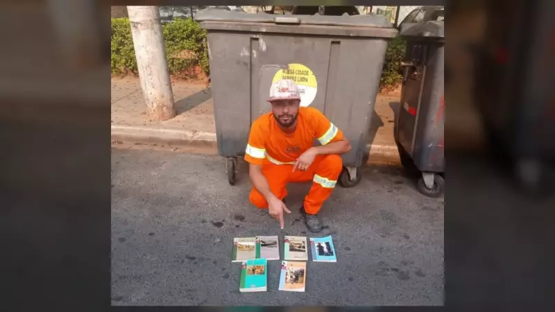 Coletor de lixo transforma livros descartados em biblioteca itinerante em Sorocaba