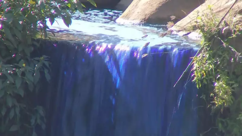 Córrego em Jundiaí fica azul: MP investiga contaminação por corante industrial