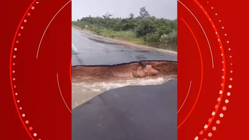 Cratera gigante se abre em estrada após forte chuva em Guimarães, MA — veja o vídeo!