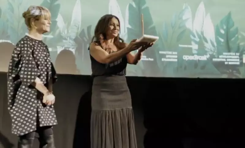 Dira Paés recebe homenagem emocionante em Paris pelos 40 anos de carreira | Fantástico