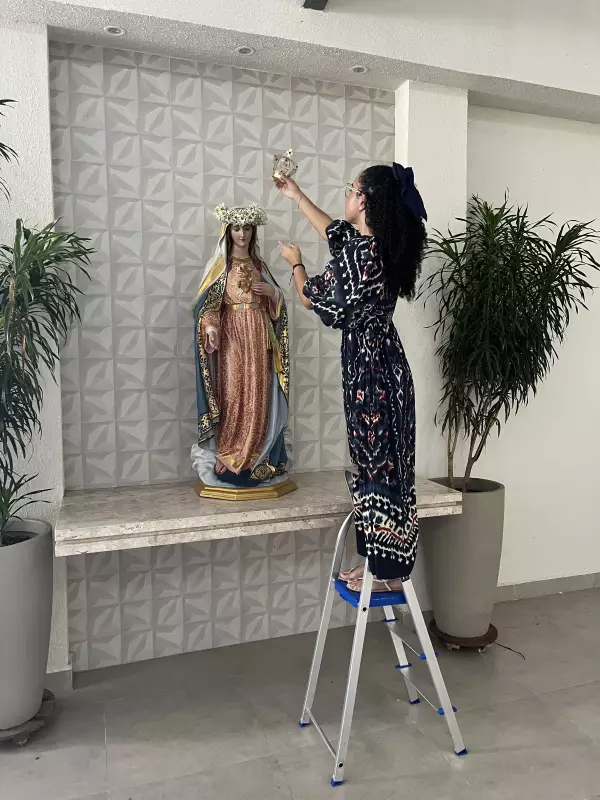 Emoção e devoção marcam a coroação do Imaculado Coração de Maria no Claretiano Colégio Ji-Paraná