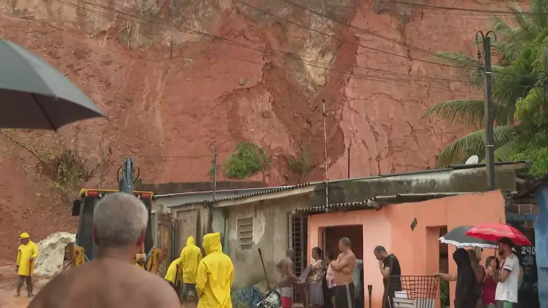 Encosta no Recife desmorona novamente: Moradores denunciam negligência após tragédia que matou dois há 10 anos