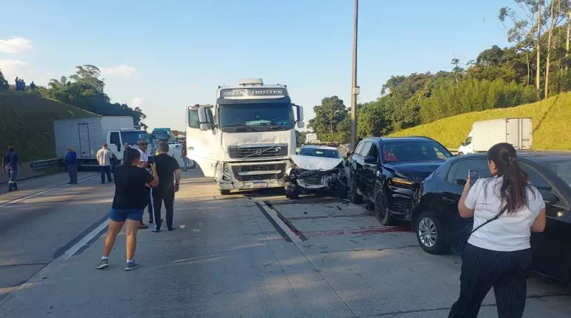 Engavetamento no Rodoanel de SP: 14 veículos envolvidos, um ferido e trânsito parado