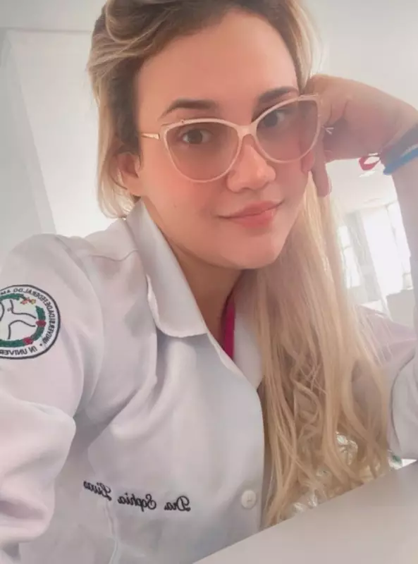 Falsa médica é presa em Manaus após se passar por especialista em crianças cardiopatas em podcast e vídeos