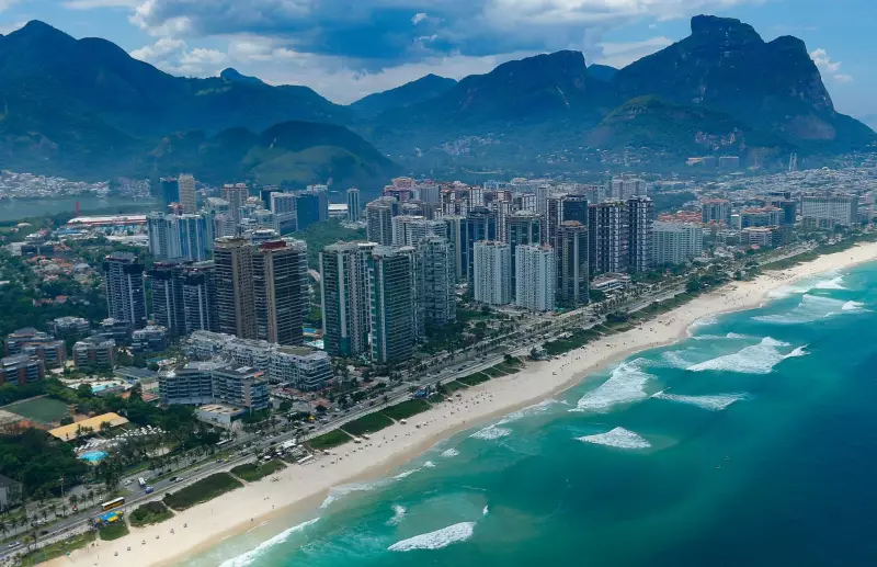 Fim de semana de sol e calor transforma orla do Rio em paraíso para banhistas