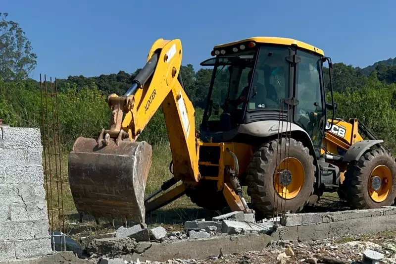 Fiscalização em Suzano interdita construções irregulares em área de preservação ambiental