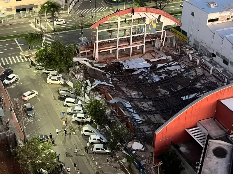 Ginásio em obras desaba e atinge carros em Vitória: veja detalhes do acidente