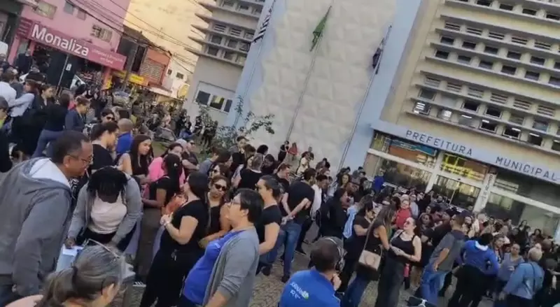 Greve em Araraquara: servidores protestam por aumento salarial e fecham escolas