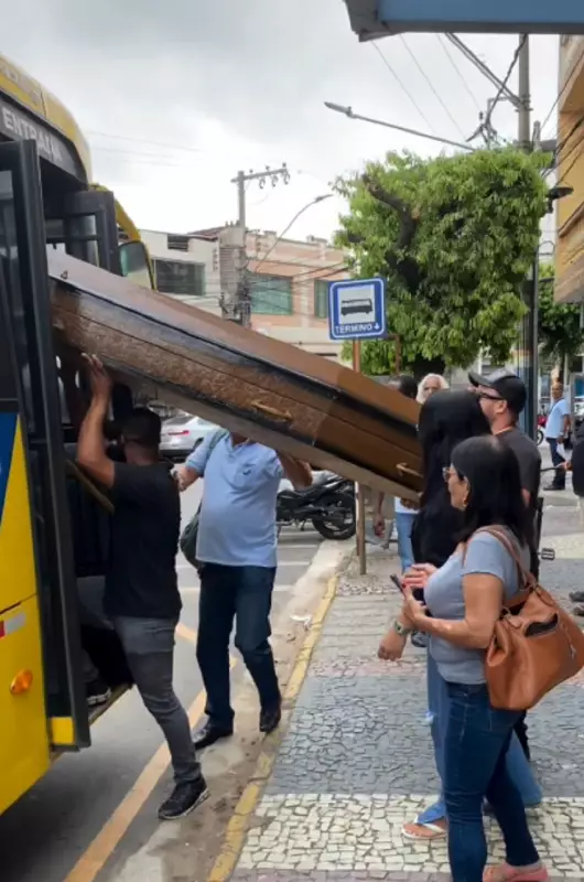 Grupo viraliza ao entrar com caixão em ônibus em MG: 'A última viagem dele'