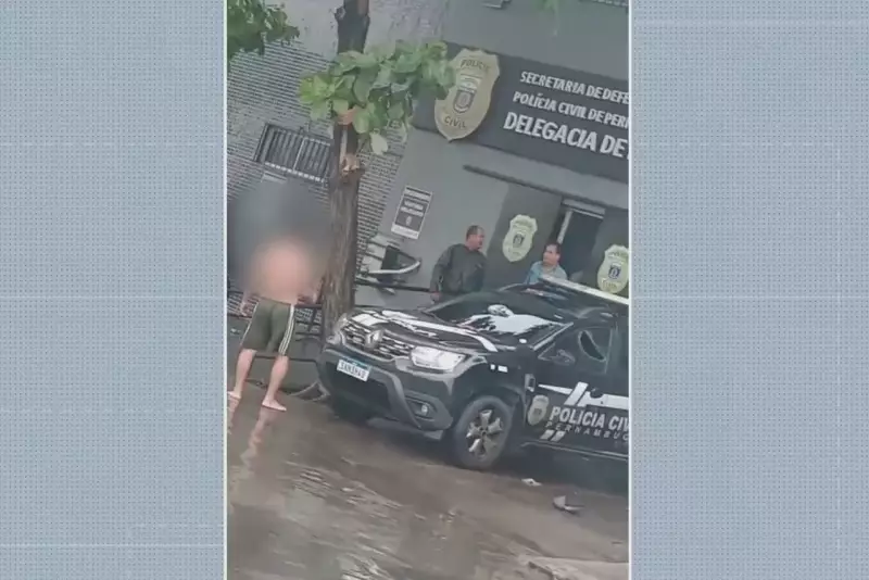 Homem é detido após destruir viatura policial em delegacia do Recife; veja o vídeo