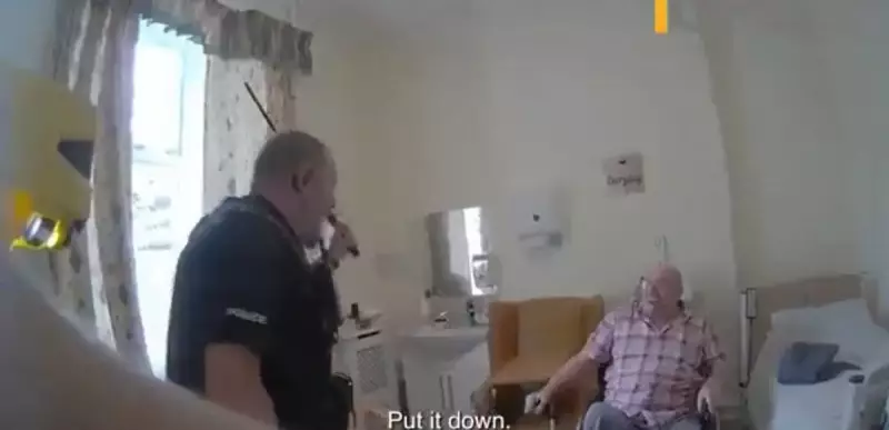 Idoso de 93 anos é agredido com spray de pimenta e taser por policiais na Inglaterra
