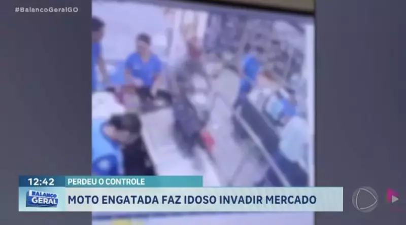 Idoso perde controle de moto e invade supermercado em Caçu-GO: veja o vídeo
