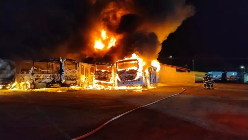 Incêndio de grandes proporções destrói 17 ônibus em garagem de Caraguatatuba e São Sebastião