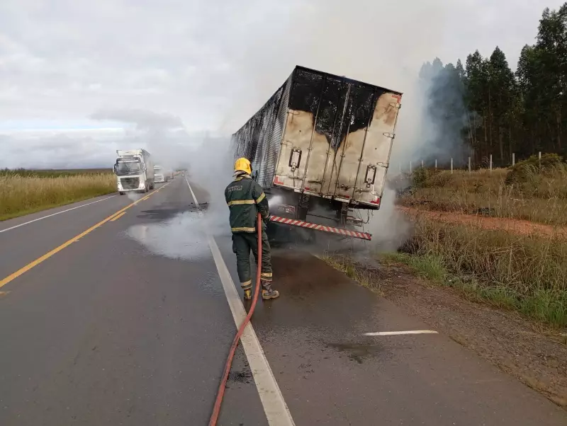 Incêndio destrói carreta carregada com água de coco na BR-251 em Grão Mogol (MG)