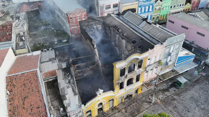 Incêndio em antigo Cine Glória interdita 13 imóveis no Centro do Recife