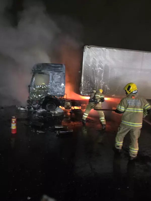 Incêndio em Montes Claros danifica caminhão baú estacionado em pátio
