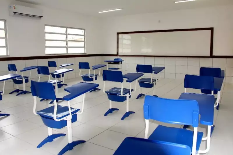Justiça condena faculdade a indenizar estudante expulsa por beijar colega do mesmo gênero em Juiz de Fora