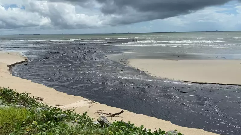 Língua Negra e odor forte de esgoto assustam banhistas na Praia do Olho D'Água, em São Luís