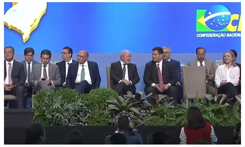 Lula enfrenta vaias e aplausos em evento com prefeitos em Brasília: reações mistas marcam discurso
