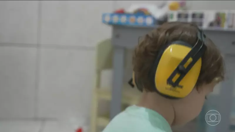 Mãe no Complexo do Alemão distribui fones com abafadores para proteger crianças dos tiros
